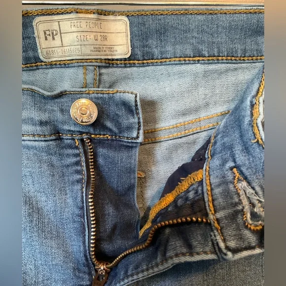 Free People 28R distressed jeans - Picture 3 of 4